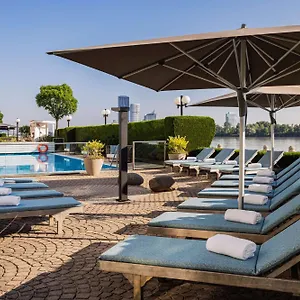 Hilton Waterfront **** Bécs